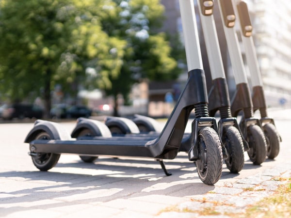 Vendita-monopattini-elettrici-con-scritte-modena